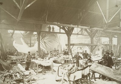 男子在一个车间里用锤击铜片建造自由女神像，1883年 作者 阿尔伯特·费尼克