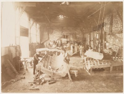 1883年，巴黎的一个工作坊中的人在为自由女神像的建造塑造铜片 作者 阿尔伯特·费尼克