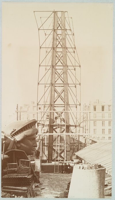 自由女神像的脚手架，左图所示的头部，巴黎，1883年 作者 阿尔伯特·费尼克