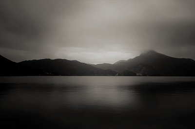 镜子,2019,(摄影) 作者 亚历克斯·卡明克