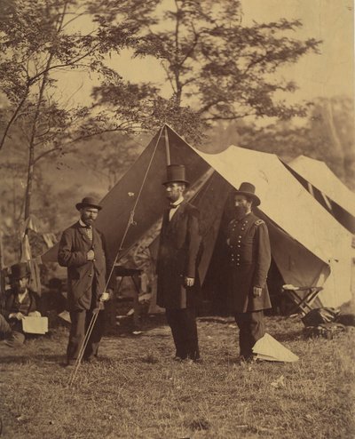 [亚伯拉罕-林肯总统，约翰-A-麦克莱南少将右，和E-J....，1862年10月4日。 作者 亚历山大·加德纳