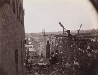 里士满和彼得堡铁路桥的废墟，弗吉尼亚州里士满，约1865年。 作者 亚历山大·加德纳