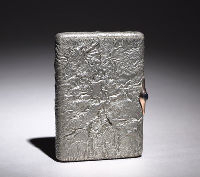 1896年后的烟盒（银，凸圆形蓝宝石镶嵌在金色中） 作者 亚历山大·卡波夫（Alexander Karpov）