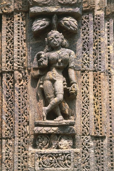 太阳神庙舞厅（Nata Mandir）中的舞者，浮雕（联合国教科文组织世界遗产名录）。 作者 亚历山大·加布里埃尔（后）Decamps
