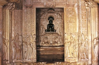 帕什瓦那塔寺庙的入口和祭坛，卡朱拉霍古迹群（联合国教科文组织世界遗产名录）。 作者 亚历山大·加布里埃尔（后）Decamps