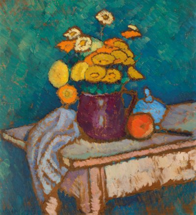 布的静物，壶中的花和苹果，1909-1910。 作者 阿列克谢·贾夫伦斯基 (Alexei Javlensky)