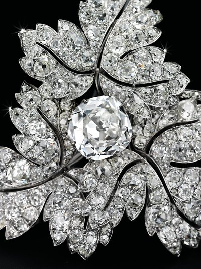 栗叶胸针，约1855年（钻石，银和金） 作者 阿尔弗雷德·巴普斯特