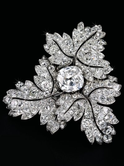 栗叶胸针，约1855年（钻石，银和金） 作者 阿尔弗雷德·巴普斯特