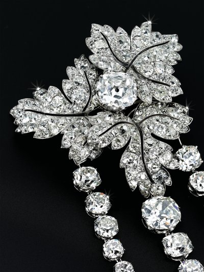 栗叶胸针，约1855年（钻石，银和金） 作者 阿尔弗雷德·巴普斯特
