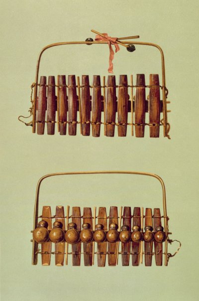 Marimba，前后视图，南非，来自&39;乐器&39;（彩色光刻） 作者 阿尔弗雷德·詹姆斯·希普金斯