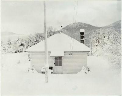 初雪和小房子》，1923年。 作者 阿尔弗雷德·斯蒂格利茨