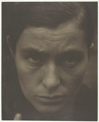 丽贝卡-萨尔斯伯里-斯特兰德，1922年。 作者 阿尔弗雷德·斯蒂格利茨