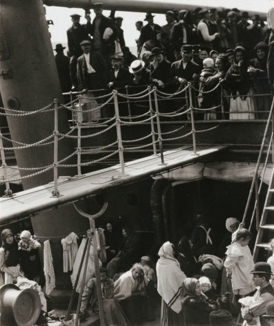 The Steerage，1907年，192039年印刷。 作者 阿尔弗雷德·斯蒂格利茨