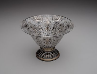 碗，约1914-15年（搪瓷、镀金和青铜器表面处理的玻璃）。 作者 阿尔弗雷德·沃尔特