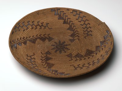 橡子粉筛选托盘，c.1860-1909（枫树，紫荆树皮和柳树） 作者 阿曼达·威尔逊（Amanda Wilson）