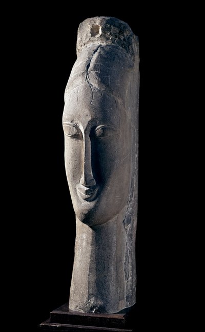 一个女人的头。 女人的头。 阿梅迪奥·莫迪利亚尼 (Amedeo Modigliani) 的雕塑 (1884-1920) 作者 阿梅代奥·莫迪利亚尼