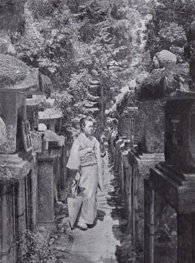 A fair devotee counting the stone lanterns at Kasuga (b/w photo) 作者 美国摄影师（后）