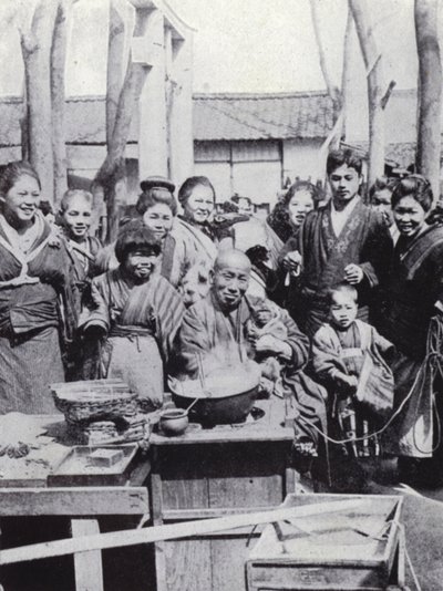 一个街头表演者在逗乐人群（黑白照片）。 作者 美国摄影师（后）