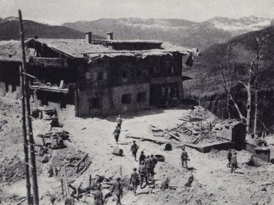 1945 年 5 月，第二次世界大战期间，美国和法国军队在巴伐利亚阿尔卑斯山的贝希特斯加登检查纳粹领导人阿道夫·希特勒的撤退废墟（黑白照片） 作者 美国摄影师（后）