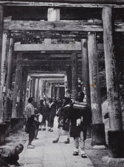 An approach to the Shinto Temple of Inari (b/w photo) 作者 美国摄影师（后）