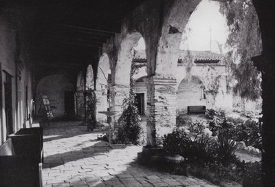 加利福尼亚州：Mission San Juan Capistrano，成立于 1776 年，位于洛杉矶南部（黑白照片） 作者 美国摄影师（后）