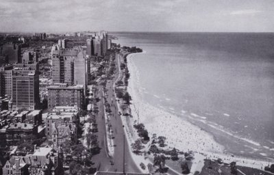 Chicago: Sheridan Road and Oak Street Beach, Looking North from Drake Hotel (b/w photo) 作者 美国摄影师（后）