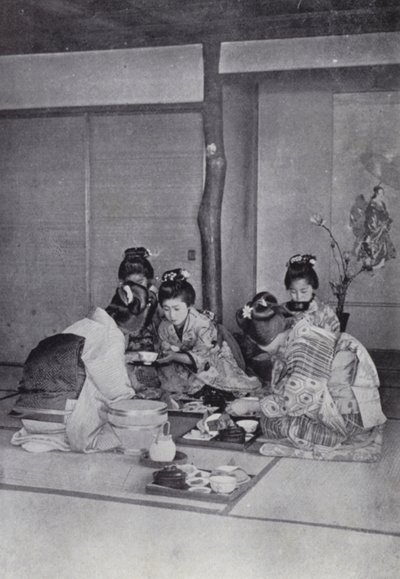 在茶馆吃饭的艺妓（黑白照片）。 作者 美国摄影师（后）