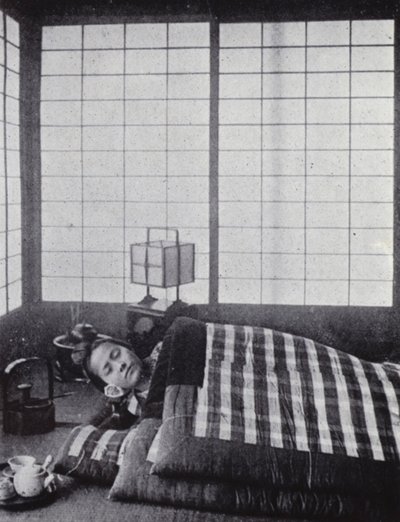 Girl asleep between wadded quilts with a wooden pillow (b/w photo) 作者 美国摄影师（后）