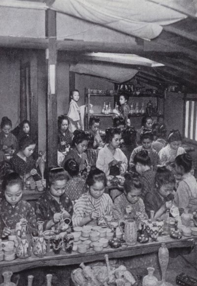 女孩装饰廉价陶器（黑白照片 作者 美国摄影师（后）