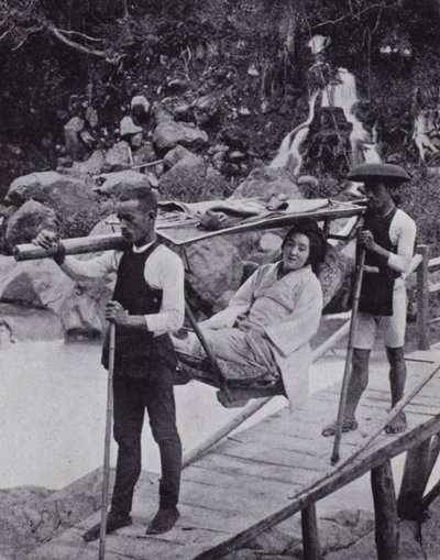 Japanese lady crossing the Daiya River near Nikko (b/w photo) 作者 美国摄影师（后）