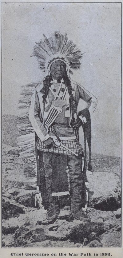 1885年，阿帕奇酋长杰罗尼莫在战场上（黑白照片）。 作者 美国摄影师（后）