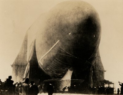 沃尔特-威尔曼于1907年6月随 "美国 "号返回斯匹次伯根岛（黑白照片）。 作者 美国摄影师（后）