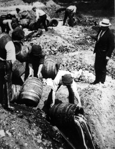 美国联邦特工在美国禁酒令时期（1920-33 年）监督啤酒桶的销毁（黑白照片） 作者 美国摄影师