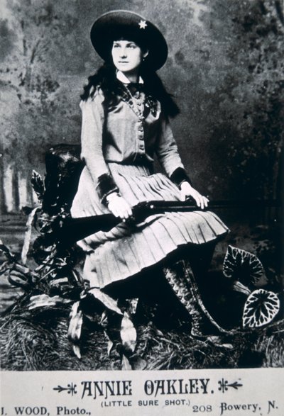 安妮-奥克利（1860-1926）（黑白照片）。 作者 American Photographer