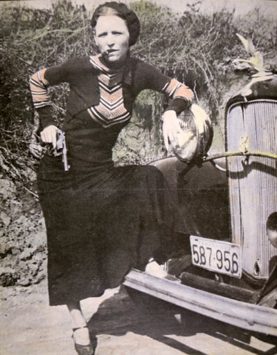 邦妮-帕克拿着枪和雪茄摆出 "强硬 "的姿势，约1934年（黑白照片）。 作者 美国摄影师