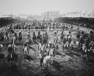 内布拉斯加奥马哈，水牛比尔（1846-1917）和他的骑手们在游行。 作者 American Photographer