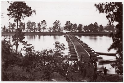 布拉迪堡的建筑宿舍，约1865年（玻璃底片上的白银打印）。 作者 美国摄影师