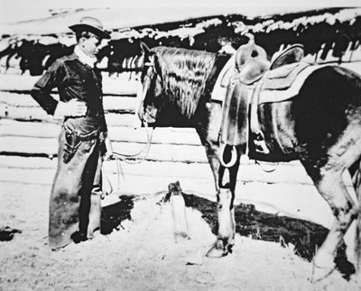 布奇-卡西迪（1866-1908/09）和他的马（黑白照片）。 作者 美国摄影师