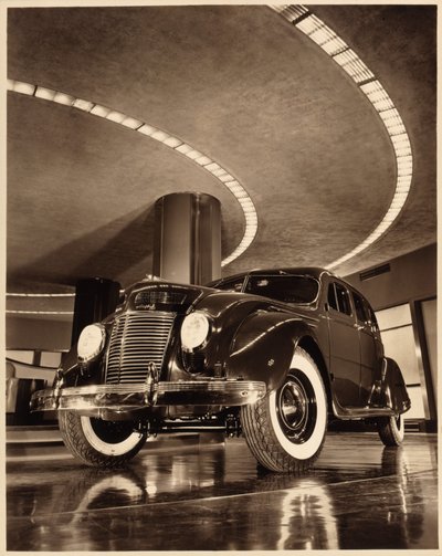 克莱斯勒Airflow四门轿车，酒吧。 1937年（棕褐色照片） 作者 美国摄影师