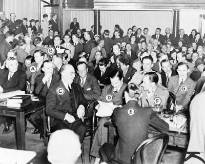 1935年，新泽西州法院开始审判布鲁诺·理查德·豪普特曼（右翼）对查尔斯·林德伯格婴儿的绑架和死亡的审判 作者 美国摄影师