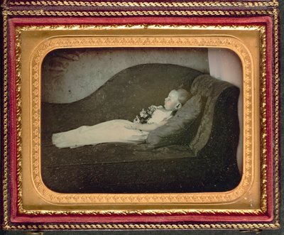 死去的孩子坐在沙发上，约1855年 作者 美国摄影师