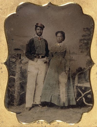 消防员和新娘，约1860年（四分之一版型镀锡，手工着色，镀金亮点，皮革） 作者 美国摄影师