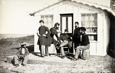 五名内战士兵聚集在家外的土门廊，非洲裔美国青年坐在他们附近，1861-65 作者 美国摄影师