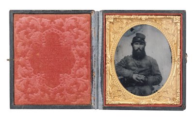 二等兵约瑟夫-阿布萨勒姆-希金博瑟姆（Joseph Absalom Higginbotham）的有框肖像，第一连 作者 美国摄影师
