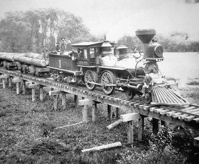 货运列车，俄勒冈州科斯县，约 1880 年（黑白照片） 作者 美国摄影师
