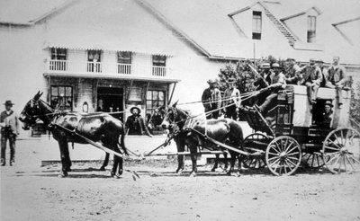旧西部满载的驿车，约1885年（黑白照片）。 作者 美国摄影师