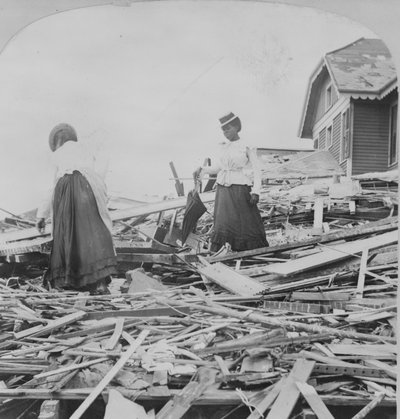 Galveston disaster, trying to find where their home stood 作者 美国摄影师