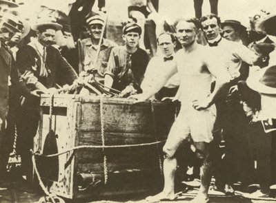1907 年，哈里-胡迪尼被放入冰雪覆盖的底特律河（黑白照片） 作者 美国摄影师