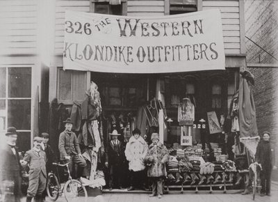 1897 年，温哥华科尔多瓦街的 Klondike Outfitters 商店（黑白照片） 作者 美国摄影师