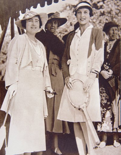 1935 年草地网球锦标赛期间，美国网球冠军海伦·威尔斯·穆迪夫人（右）在温布尔登全英俱乐部会见约克公爵夫人（黑白照片） 作者 美国摄影师